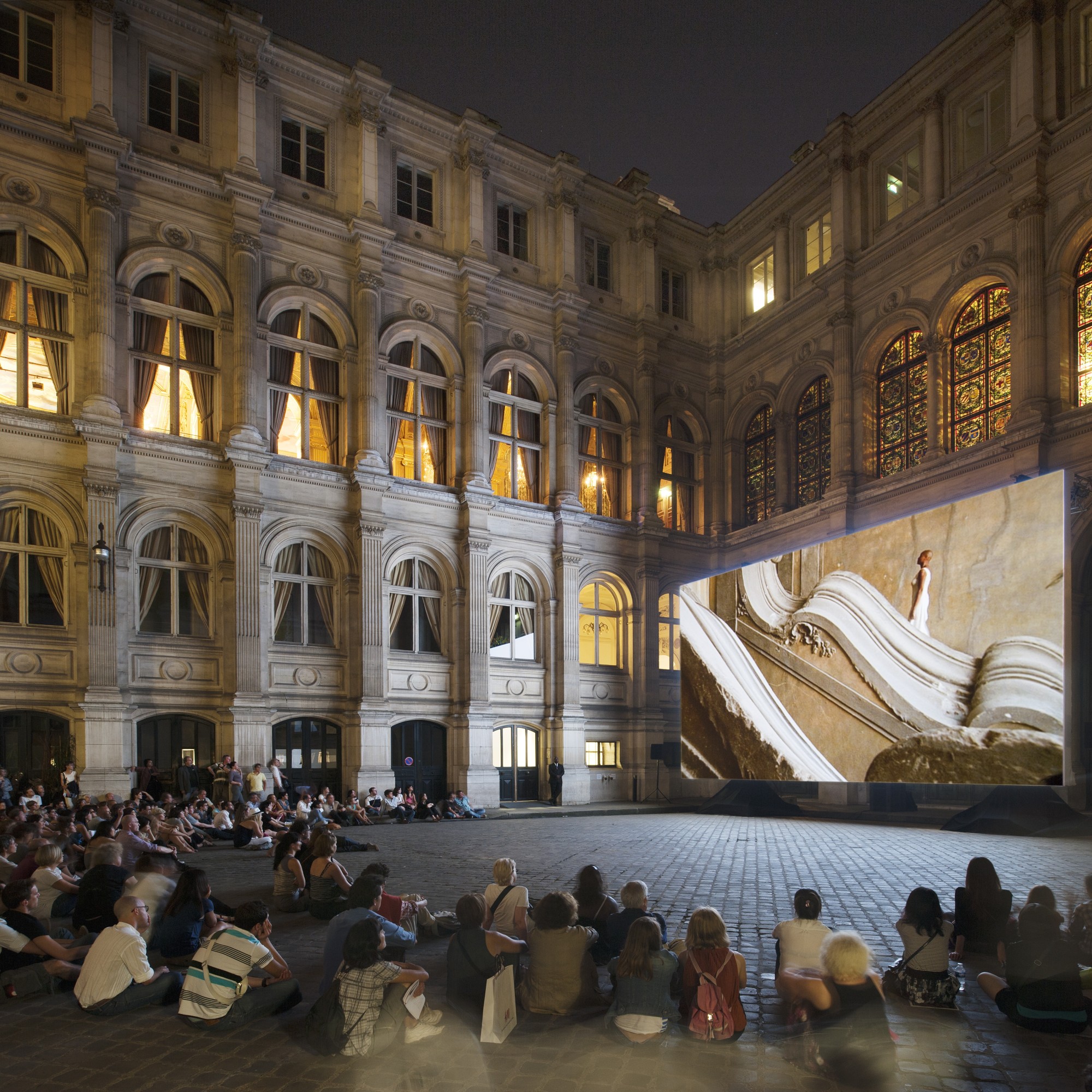 Nuit Blanche. Cour deL'hôtel de Ville, Paris, 2011.