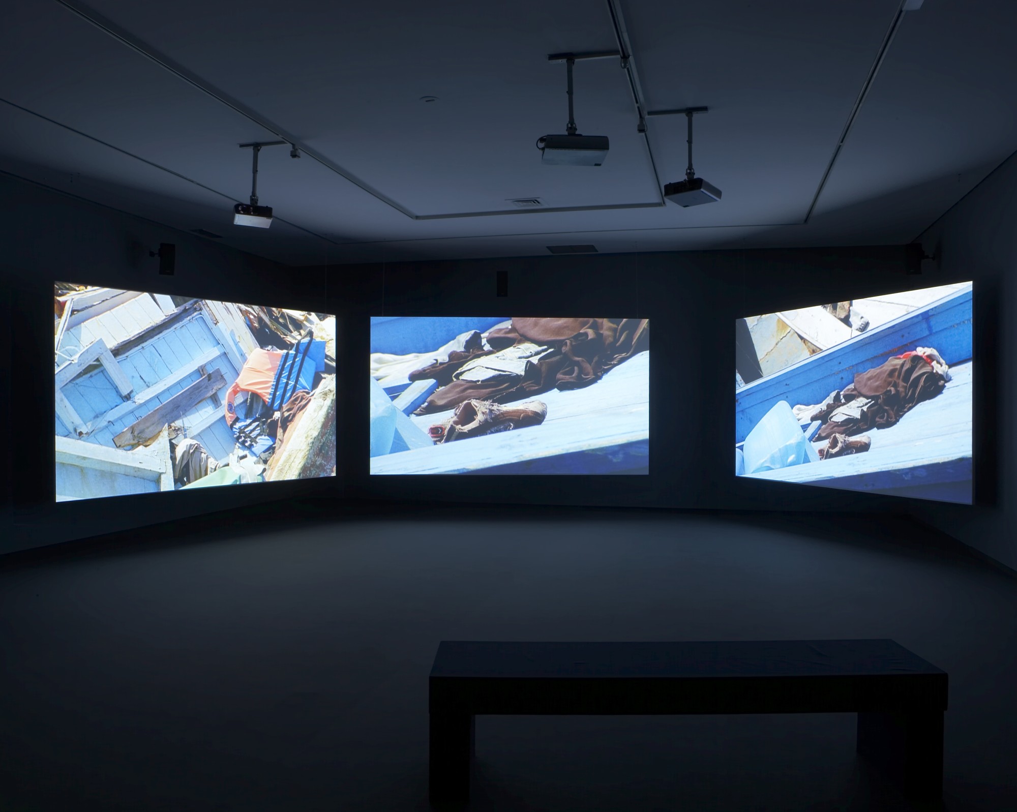 Isaac Julien: Western Union Small Boats. Galería Helga de Alvear, Madrid, 2008  18'22', three-screen film installation, 16mm film transferred to digital, colour, 5.1 sound